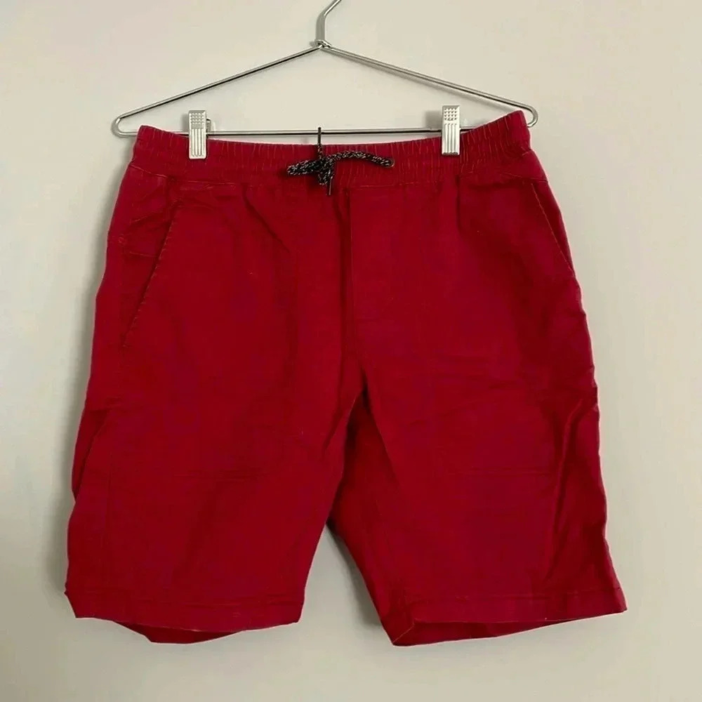 Globe Men’s 32 shorts Dark Red Flat front
Elastic waist. Skate shorts.